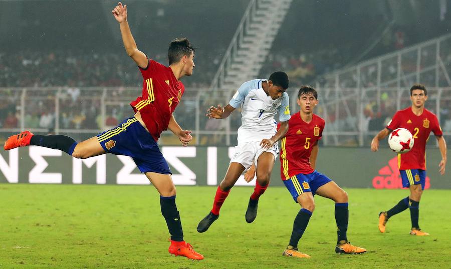 Inglaterra venció a España en la final del Mundial sub-17 de la India. Sergio Gómez marcó un doblete para el cuadro de Santi Denia pero el conjunto dirigido por Steve Cooper remontó con un serio correctivo (5-2).