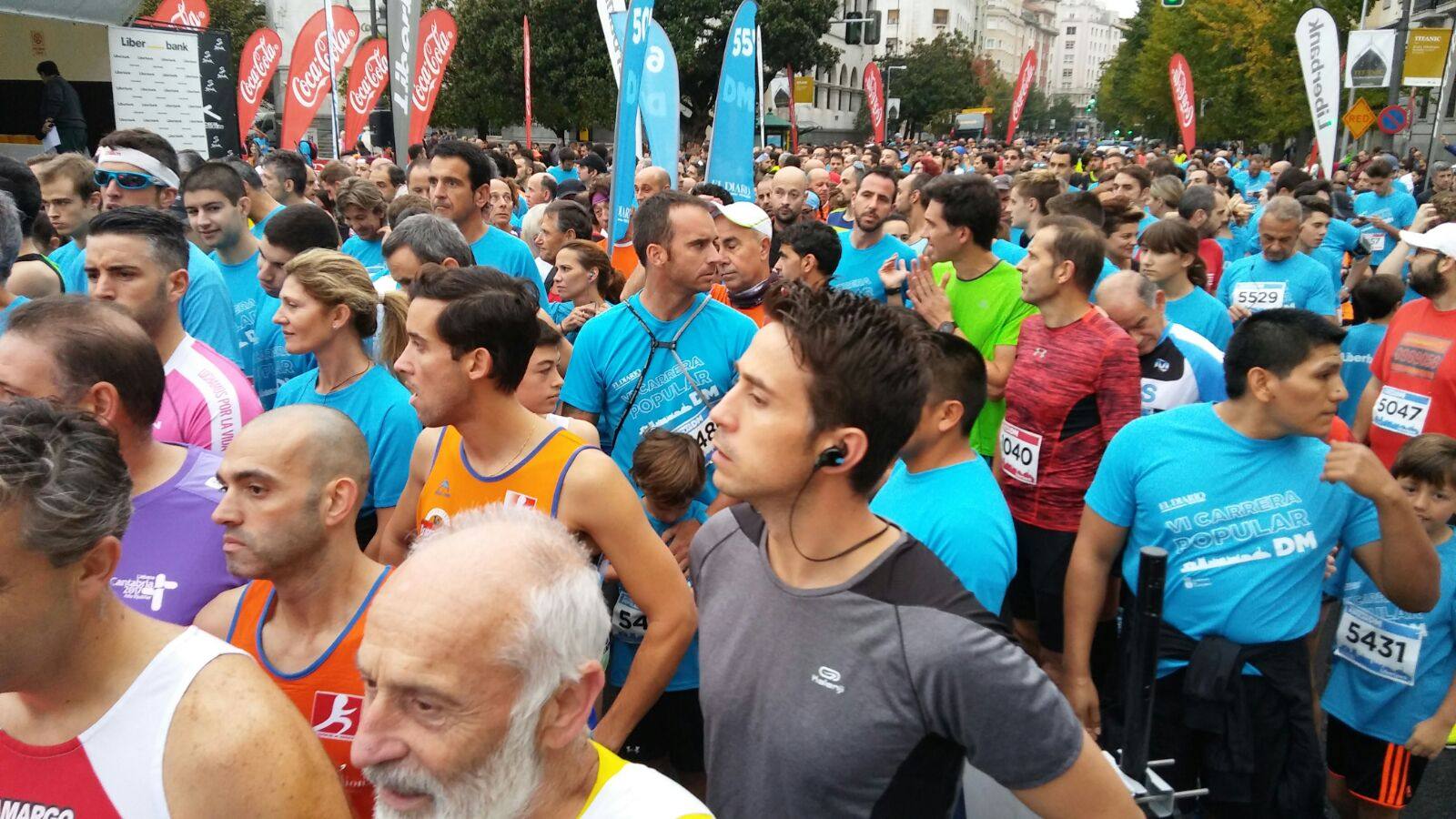 Estiramientos en Correos, sprint en los Jardines de Pereda e inscripciones a última hora. La ciudad se tiñe de azul.