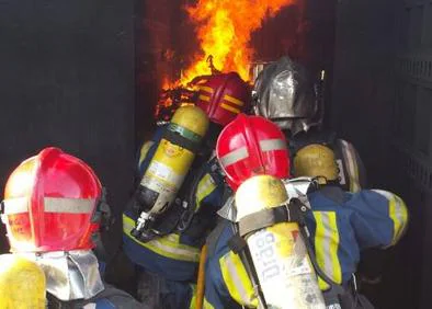Imagen secundaria 1 - Los bomberos del 112 mejoran las técnicas de extinción de incendios en interiores