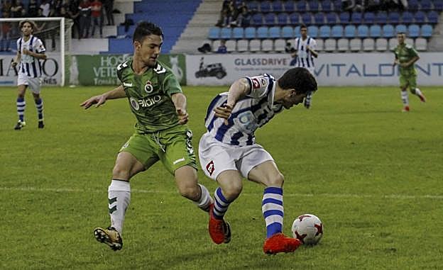 Fermín, de la Gimnástica, protege el balón ante un rival en la última jornada de Liga.