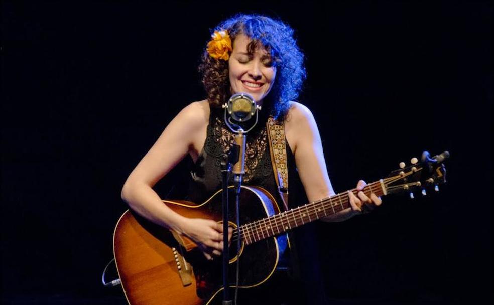 Gaby con la flor en el pelo en el 22º Musiketan.