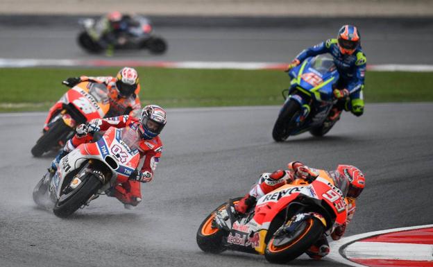 Márquez, por delante de Dovizioso, en el GP de Malasia. 