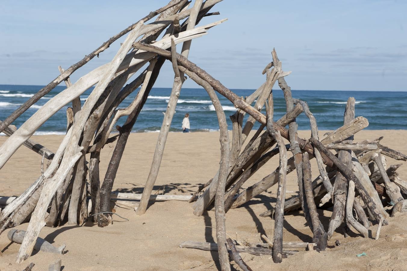 El tramo final de Valdearenas (Liencres) se llena de casetas y esculturas hechas de lo que trae el mar