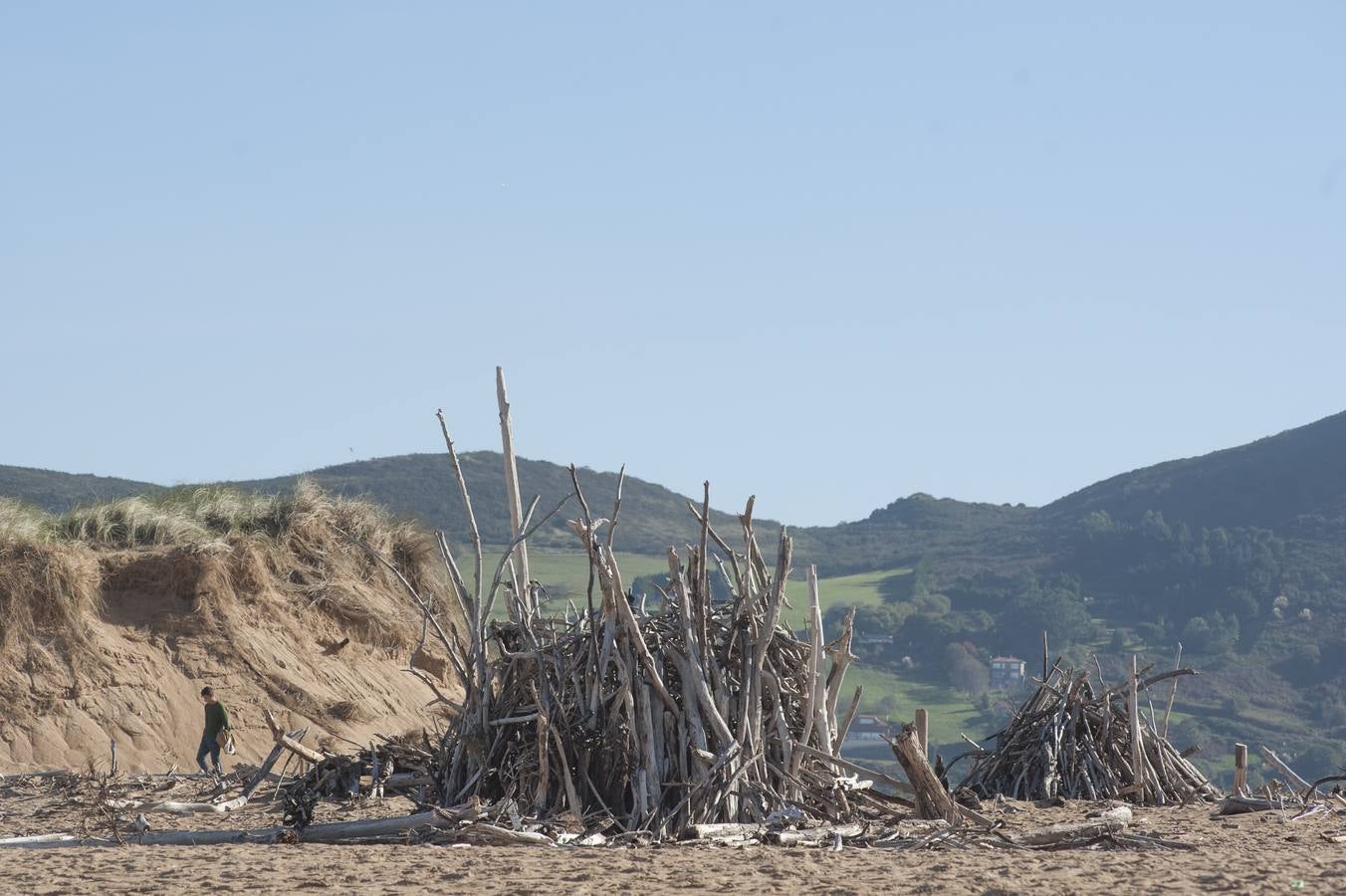 El tramo final de Valdearenas (Liencres) se llena de casetas y esculturas hechas de lo que trae el mar