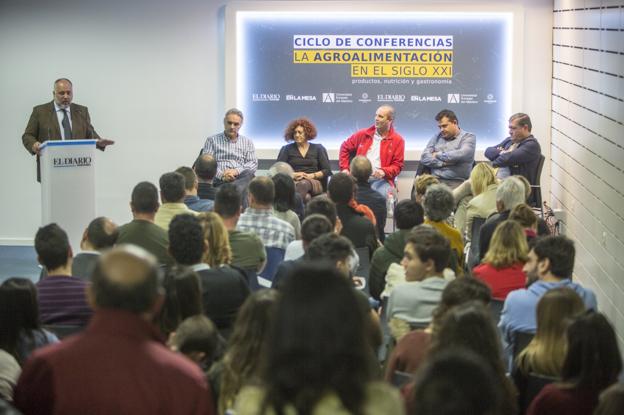 José Luis Pérez, redactor jefe de El Diario, moderó el debate en el que participaron Gaspar Anabitarte, Ana Villar, Ivón Entrecanales, José Ángel Sainz y Álvaro Ortiz.,