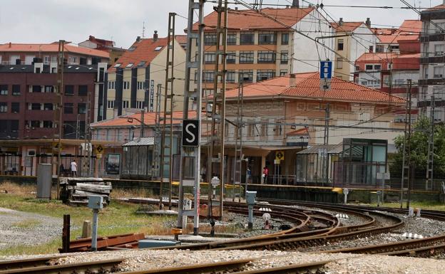 Vista de las vías del tren y de la estación de Feve desde las inemdiaciones del Paseo del Niño