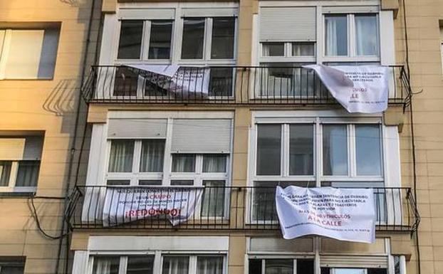 Las pancartas de protesta asoman por los pisos de Alonso Vega. 