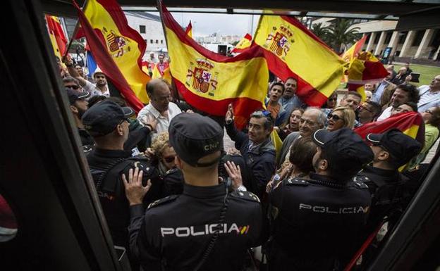 Manifestantes a la entrada del Palacio de Festivales.