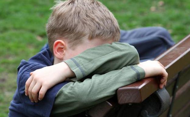 Un niño, llorando.