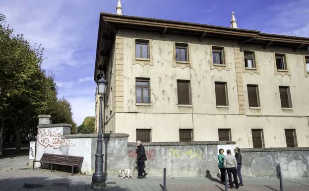 La fachada del colegio Las Esclavas de Santander fue el objetivo de los vándalos en Halloween.