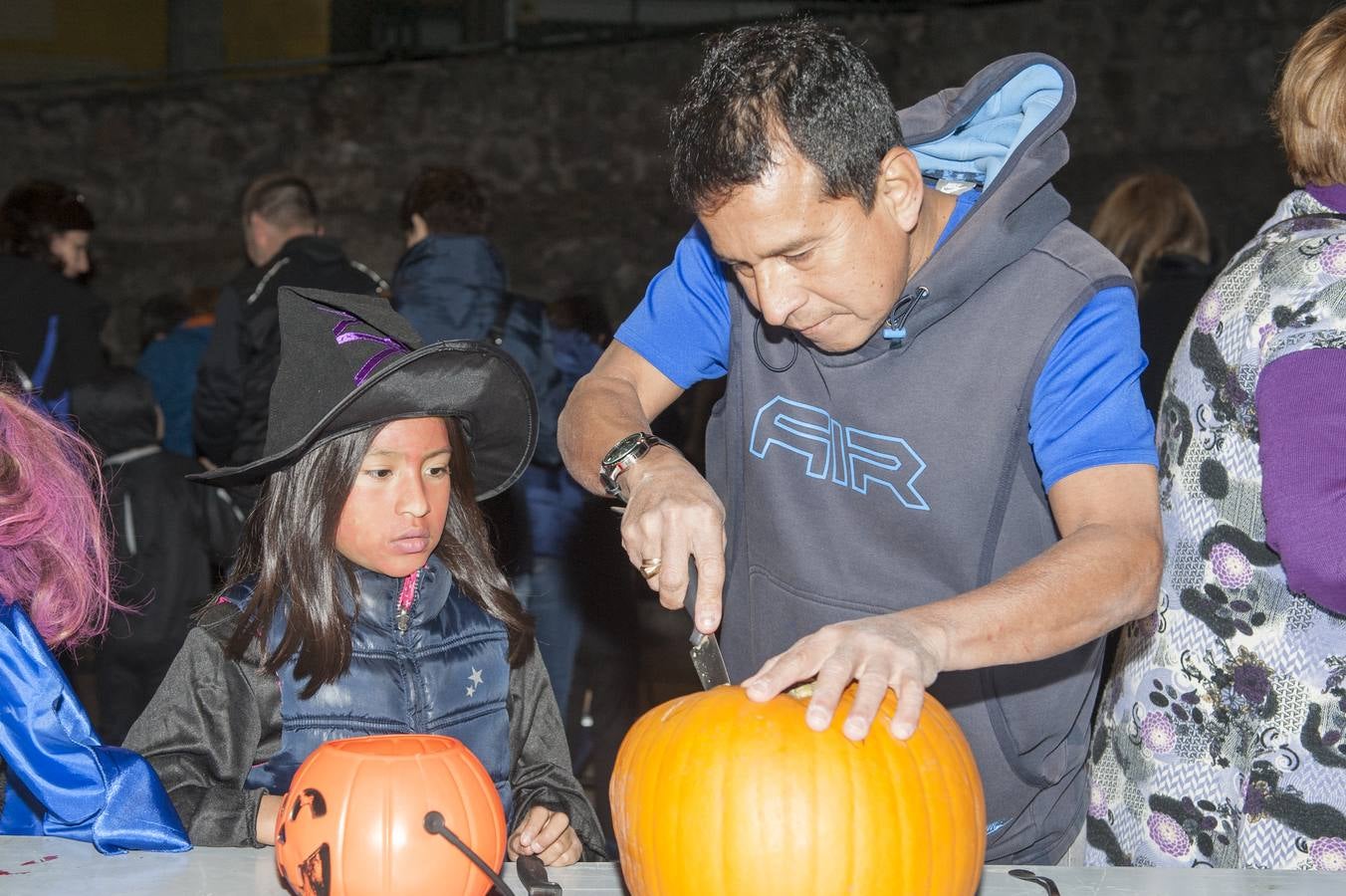 Los niños son los protagonistas de las fiestas de Halloween que esta noche se celebran por toda Cantabria. En las imágenes, actos celebrados hoy en Torrelavega y Santander