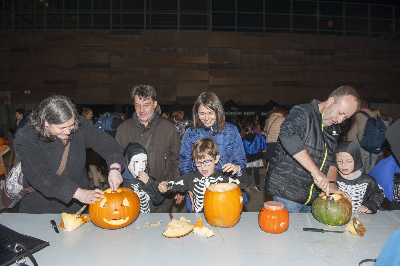 Los niños son los protagonistas de las fiestas de Halloween que esta noche se celebran por toda Cantabria. En las imágenes, actos celebrados hoy en Torrelavega y Santander