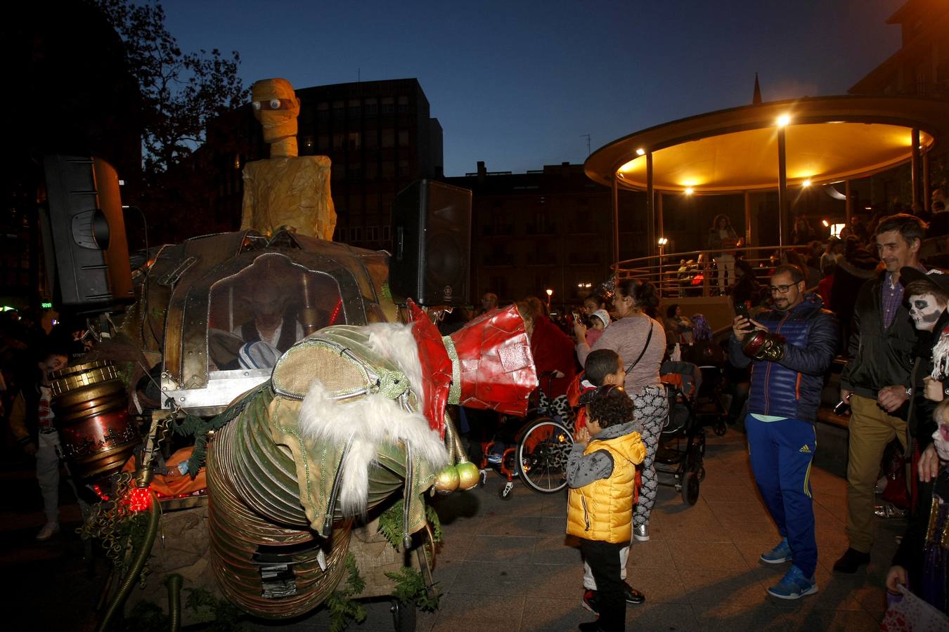 Los niños son los protagonistas de las fiestas de Halloween que esta noche se celebran por toda Cantabria. En las imágenes, actos celebrados hoy en Torrelavega y Santander