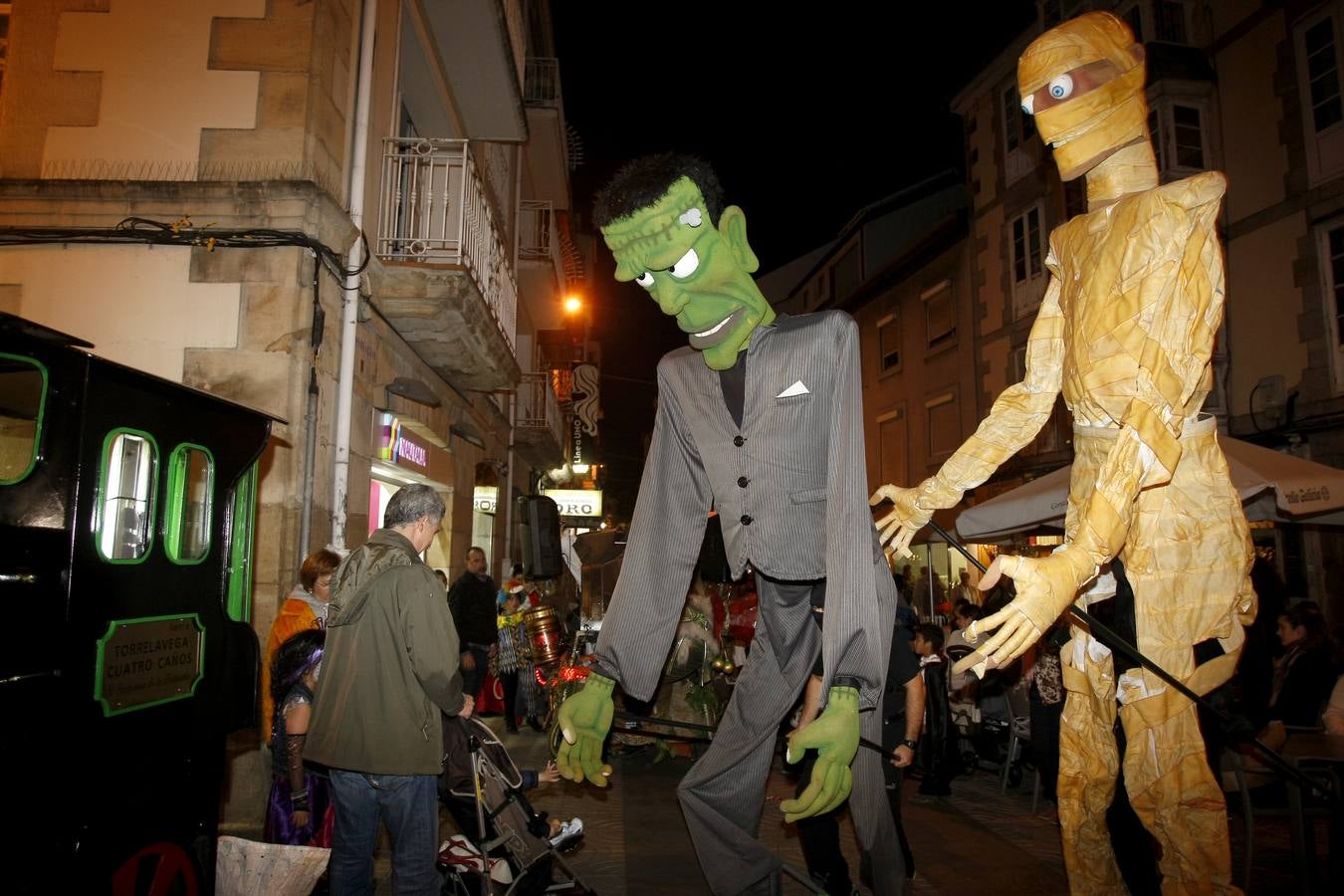 Los niños son los protagonistas de las fiestas de Halloween que esta noche se celebran por toda Cantabria. En las imágenes, actos celebrados hoy en Torrelavega y Santander