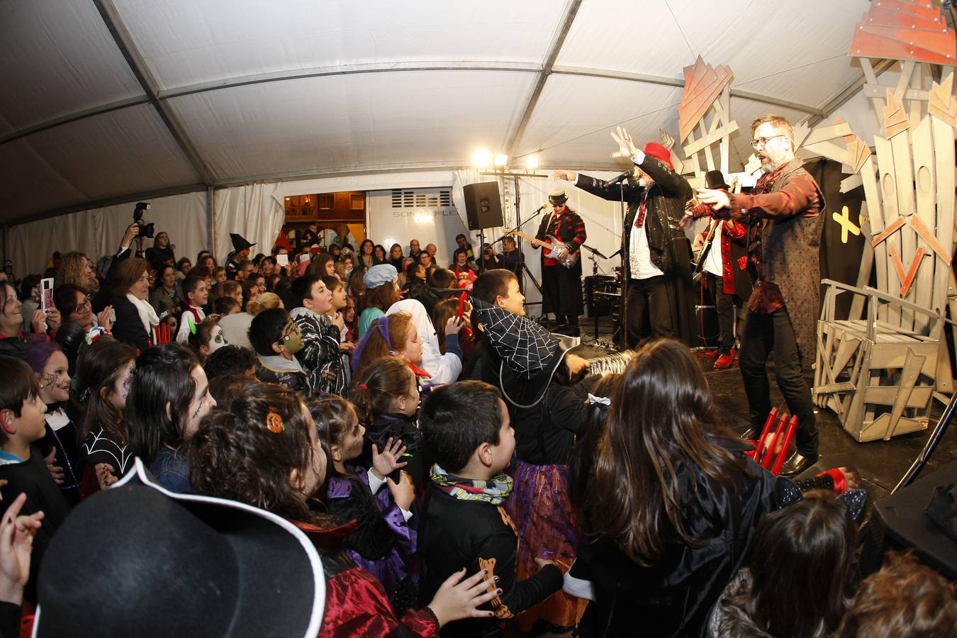 Los niños son los protagonistas de las fiestas de Halloween que esta noche se celebran por toda Cantabria. En las imágenes, actos celebrados hoy en Torrelavega y Santander