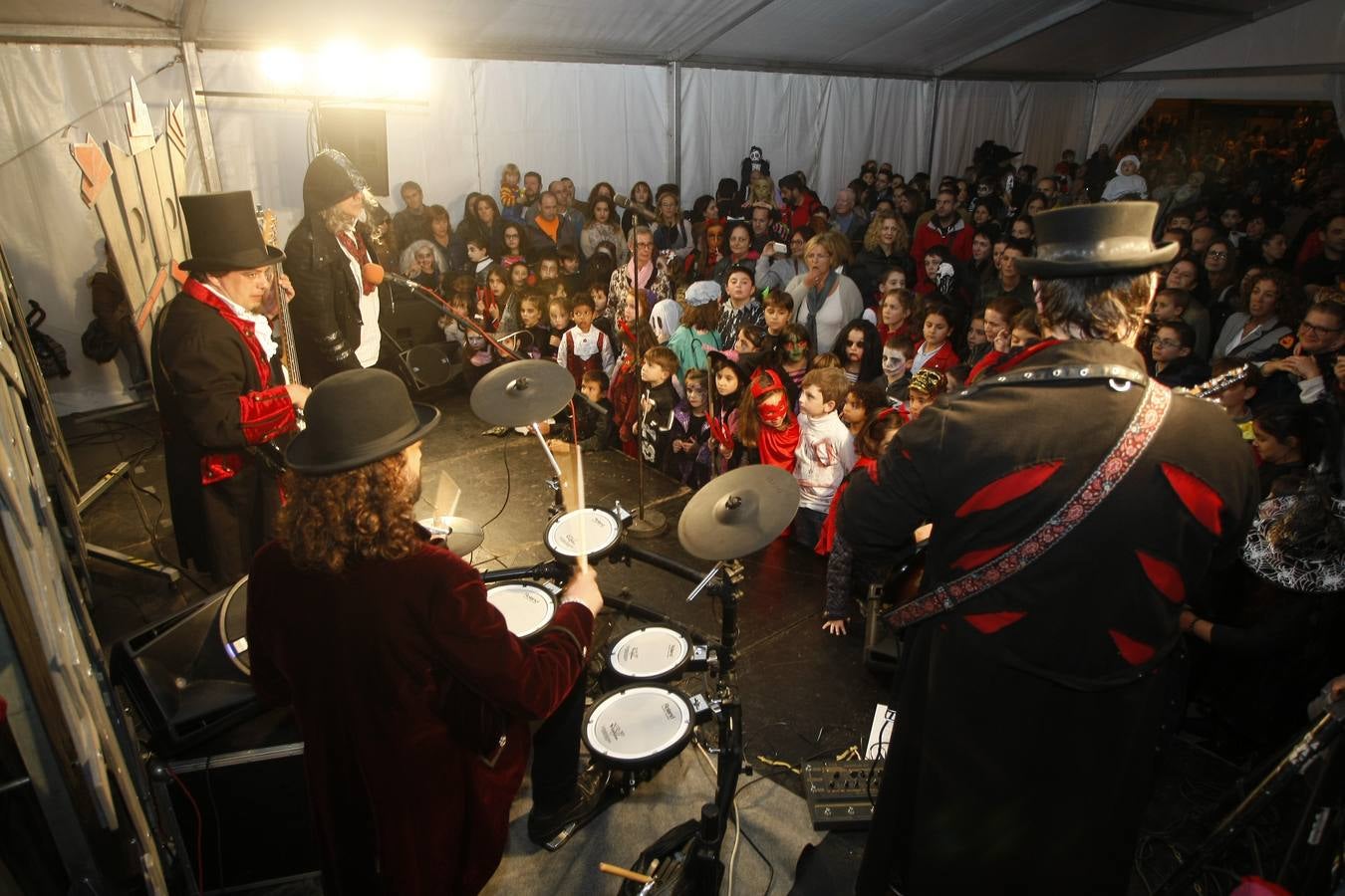 Los niños son los protagonistas de las fiestas de Halloween que esta noche se celebran por toda Cantabria. En las imágenes, actos celebrados hoy en Torrelavega y Santander