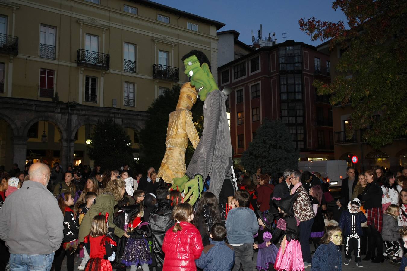 Los niños son los protagonistas de las fiestas de Halloween que esta noche se celebran por toda Cantabria. En las imágenes, actos celebrados hoy en Torrelavega y Santander