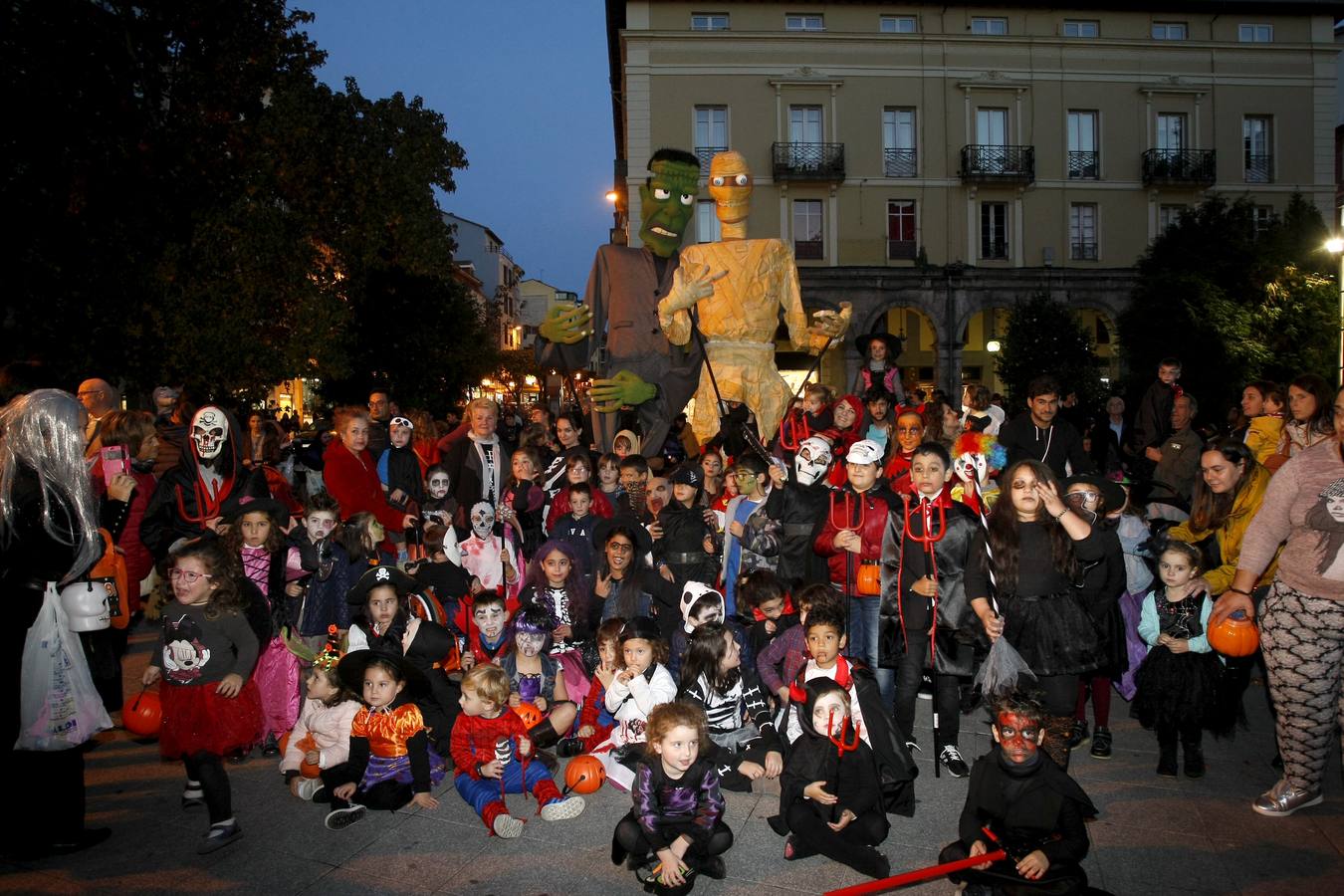 Los niños son los protagonistas de las fiestas de Halloween que esta noche se celebran por toda Cantabria. En las imágenes, actos celebrados hoy en Torrelavega y Santander