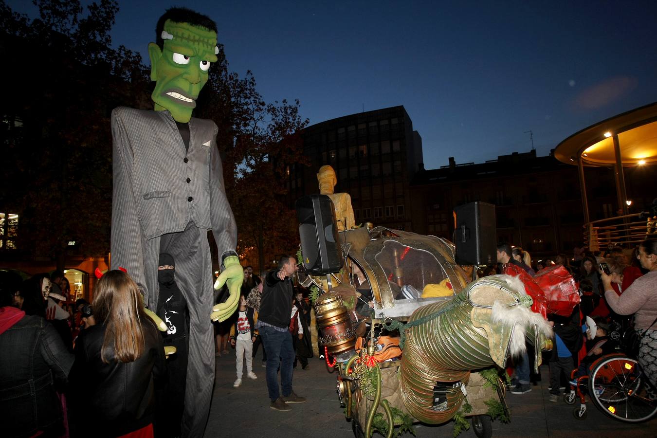 Los niños son los protagonistas de las fiestas de Halloween que esta noche se celebran por toda Cantabria. En las imágenes, actos celebrados hoy en Torrelavega y Santander