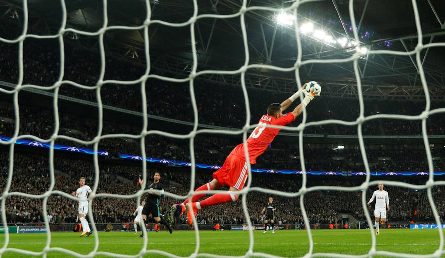 Los dos mejores equipos del Grupo H pelearon por la primera plaza del grupo en Wembley, que vibró y elevó los decibelios durante algunos momentos como el 1-0 de Delle Alli.