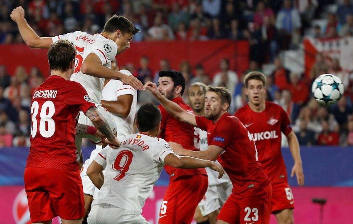 El cuadro hispalense saltó decidido a vengar la dura derrota recibida en Moscú y el partido se le puso de cara con el gol inicial de Lenglet.