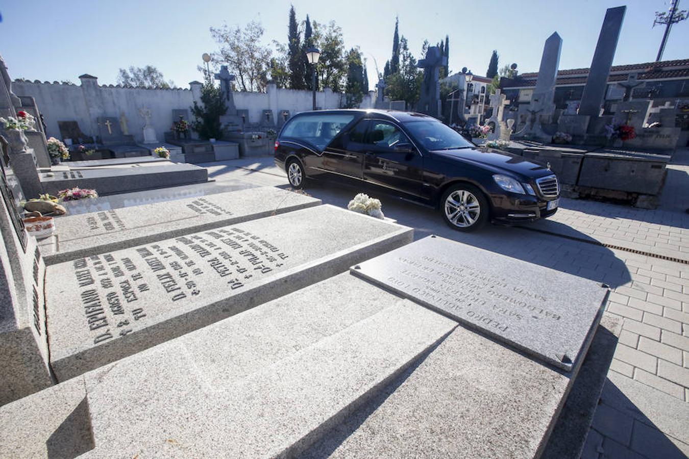 A su paso, los peatones se santiguan o desvían la mirada y los demás automóviles marcan distancias