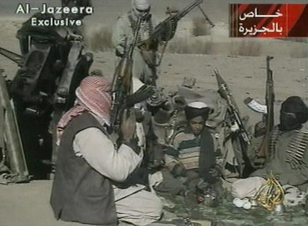 De Hamza, el hijo mayor de Bin Laden, solo había imágenes de cuando era un niño, como ésta tomada por Al Jazeera en el desierto junto a varios hombres armados de Al Qaeda. 