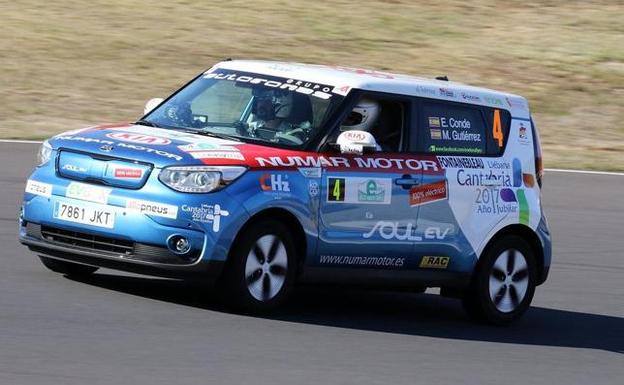 Eneko Conde y Marcos Gutiérrez, a bordo de su Kia Soul EV.