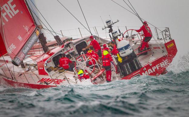 El 'Mapfre', durante la regata de este viernes en Lisboa. 