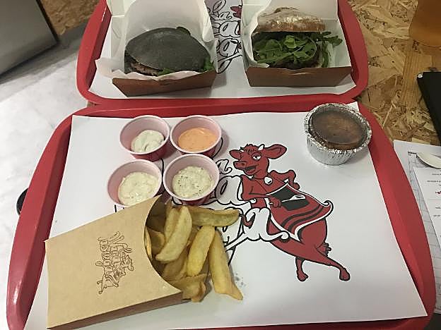 Hamburguesas La Maruca y Rostrío, patatas, salsas y quesada. :: DM