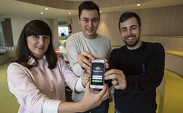 Vanesa Cossío, Óscar Alario y Enrique Hierro, tres de los seis jóvenes que han ideado la aplicación ‘Valientes’. 