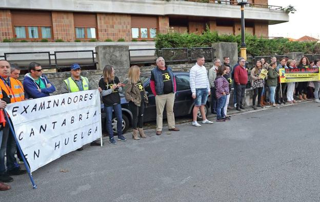 Un alumno, durante una pruebas prácticas del carné de conducir en Cantabria. :