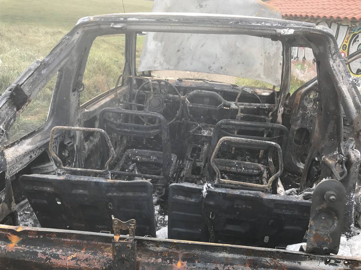 Por motivos que se desconocen, un coche ardió ayer tarde en la zona del Madero de Liencres. Los bomberos apagaron el fuego y no hay daños personales. 