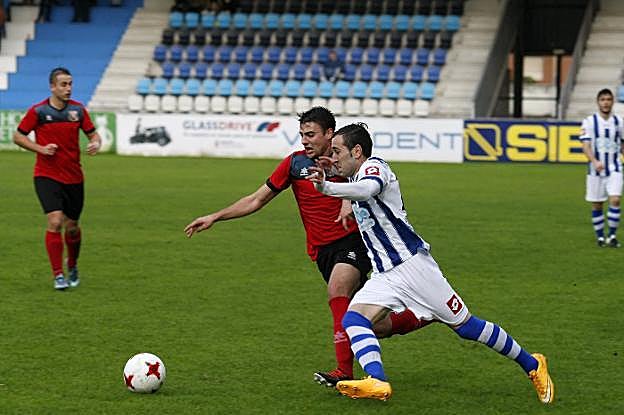 Perry, de la Gimnástica, y Urquijo, del Castro, pugnan por el balón.