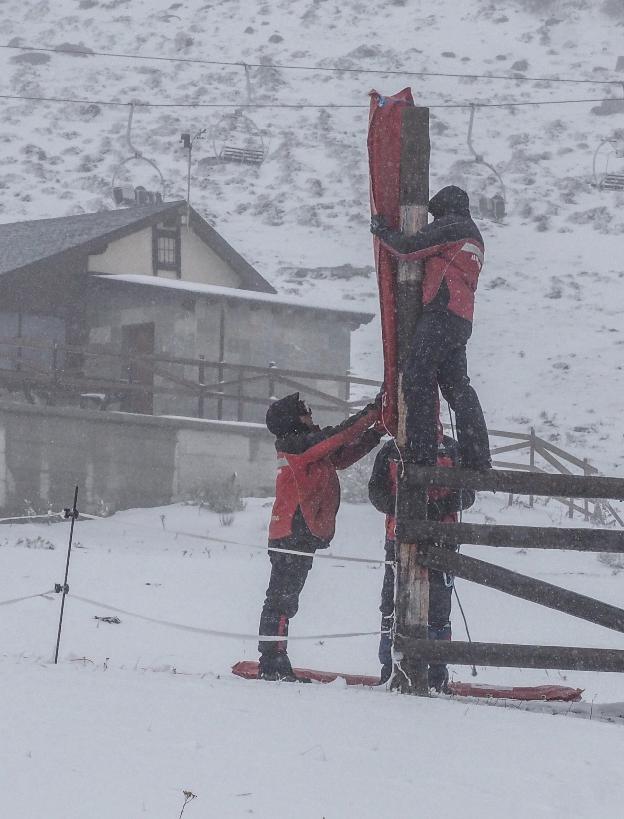 El personal está preparando ya la estación para la nueva temporada de esquí en Alto Campoo.