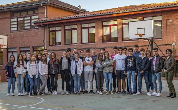 El director Luis Sierra y la profesora Sonia Pacheco junto a los alumnos Gonzalo Alonso, Lucía Ansola, Marta Bielsa, Laura García, Gonzalo Goñi, Mario Lecubarri, María León, Olga Roncal, Alejandro Torres, Amanda Torres, Lucía Calleja, Antonio Cossío, Santiago de la Maza, Alejandra Enríquez, Irene Fernández, Jacobo Alberto López, Miguel Restegui, Cristina Alberro, Marina Arsuaga, Raquel Casuso, Ana Del Piñal, María Isabel García, Gonzalo Martínez-Herrera, Laura Ortiz, Manuel Sánchez, Rafael Sebrango, Juan Sualdea y Alejandra Urbieta 