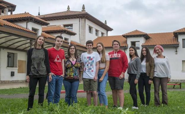 La directora,Sara Fernández, y la tutora, Isabel Rey, acompañando a los estudiantes Alba Madrazo, Andrea Díez, Claudia Grau, Javier Gómez, Javier Colsa, Javier Agudo, María Ayuso, Carmen Pedreña, David Güemes y Sergio San Emeterio. 