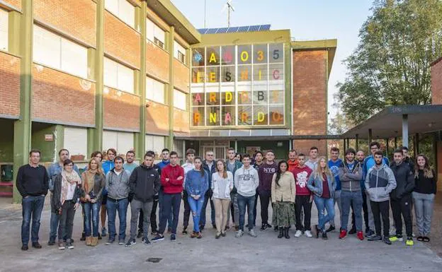 El director, Ángel Manuel Ríos, y las profesoras Eva García, Luz Crespo y Berta Delgado, acompañando a los alumnos Alberto Sancha, Denis Galarza, Pablo Quintana, Ruth Bélgica, Antonio Madrazo, Iñaki de la Fuente, Imanol San Miguel, Marlene González, Jairo Artabe, Jesús Martínez, José Luis Sáez, David Baranda, Mario Carro, Vidal Emilio Pérez, Adrián Casero, César Echegaray Alonso, Óscar Santos, Adrián Lobato, Andrés Burgada, Ismael Cobo, Iván Gutiérrez, Jesús Vázquez, David Somaza, Marcos Herrera, Marcos López, Marta Pellón, Sergio Martínez, Ana Sarmiento, David Vitorero, Germán Blanco, Javier González, Pablo González, Alberto Renero, Diego Viadero, Manuel Soto, Noemi Rubio, Pablo Cervera, Diego Noval, Héctor Alejo, Javier Sierra, Ángel Lavín, Alexander Buendía, Ismael Lombó, Lara López, Adrián Samperio, Anaz Carmona, José Luis Acebo y Pedro Fernández. 