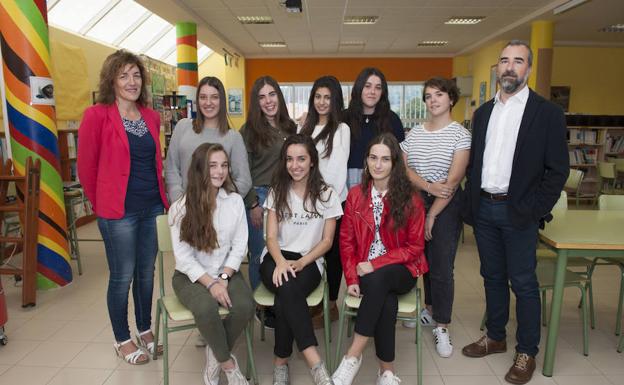 El director, Ignacio Viejo, y la profesora, Rosa Isla, junto a las alumnas Andrea Ortiz, Celia Abascal, Malena Coz, María Valois, Arancha Obregón, Beatriz González, María Bustillo y Semra Mehmedova. 