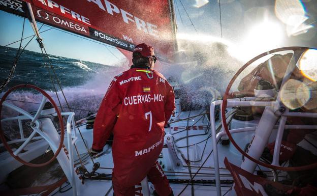 Imagen principal - El agua del océano &#039;inunda&#039; la cubierta del &#039;Mapfre&#039; en su navegación hacia el Sur