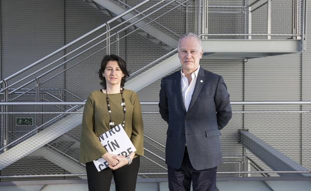 Fatima Sanchez, directora ejecutiva del Centro Botín, directora de Proyectos y del área de Educación de la Fundacion Botin; y el director artístico del Centro Botín, Benjamin Wei, durante la presentación del programa expositivo de 2018.