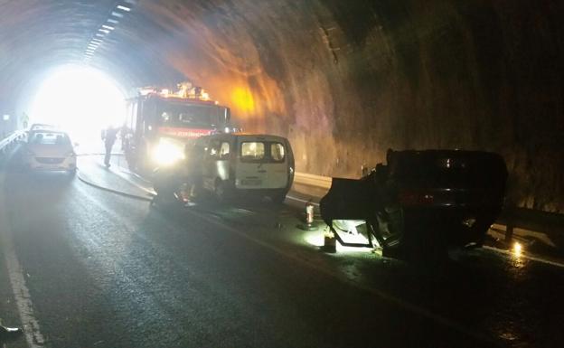 Imagen principal - Un simulacro de accidente corta el túnel de Bárcena durante dos horas y media