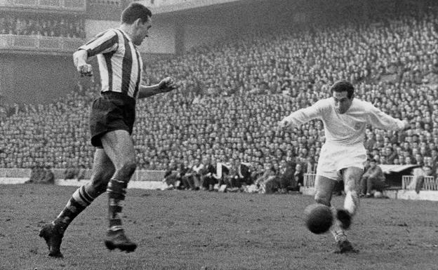 Gento, en un partido con el Real Madrid ante el Athletic en 1960 en San Mamés.