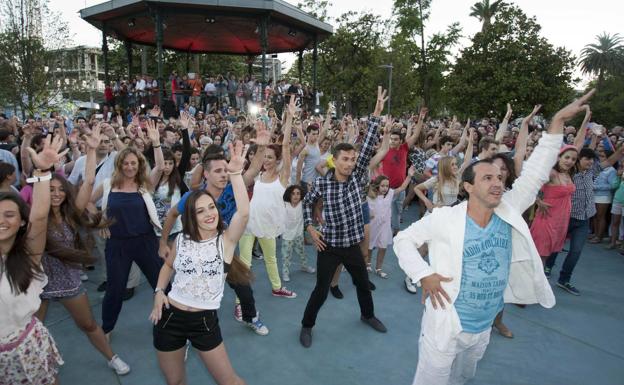 Imagen de archivo del flashmob al ritmo de la canción 'Happy' de Pharrel Williams realizado en los jardines de Pereda en 2014.