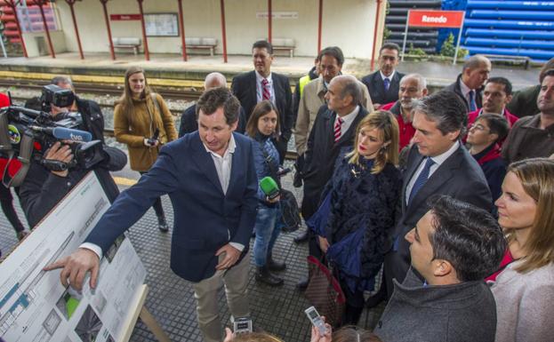 De la Serna, esta mañana en la estación de tren de Renedo.