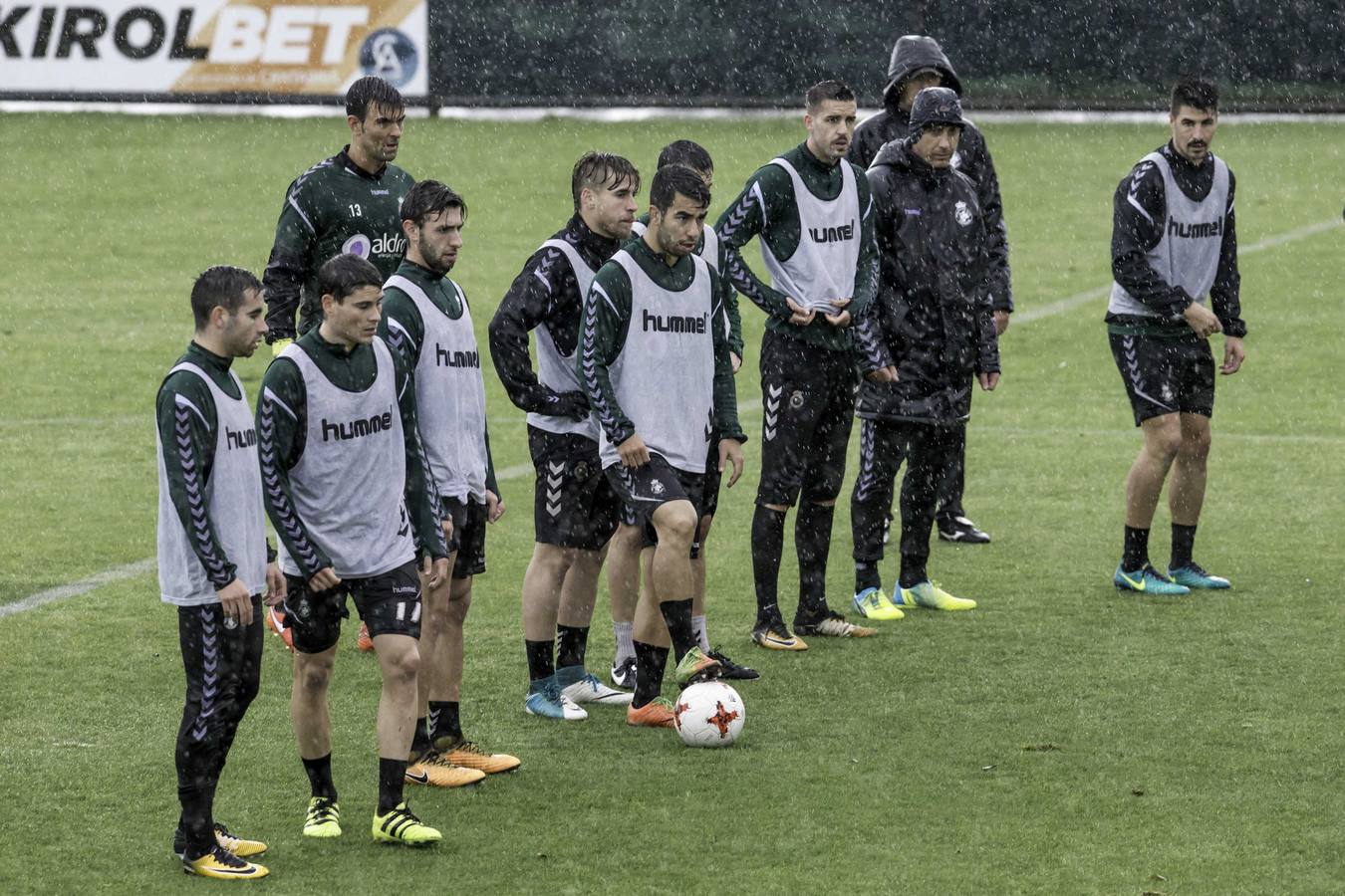 Entrenamiento del Racing bajo la lluvia