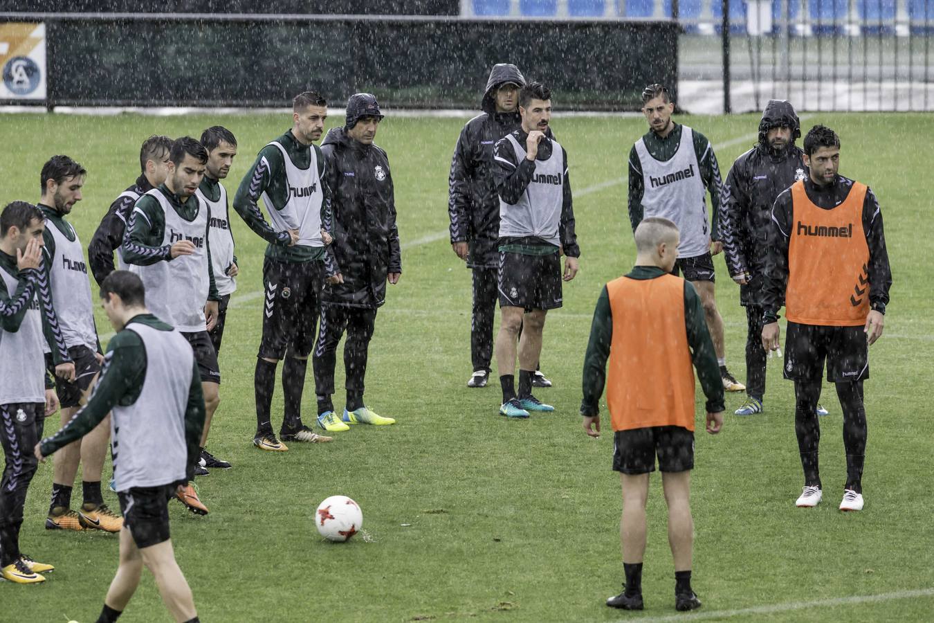 Entrenamiento del Racing bajo la lluvia