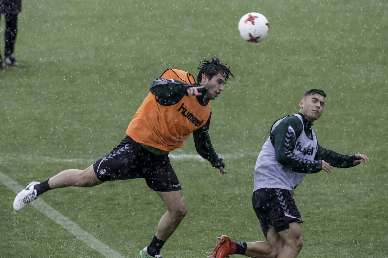 Entrenamiento del Racing bajo la lluvia