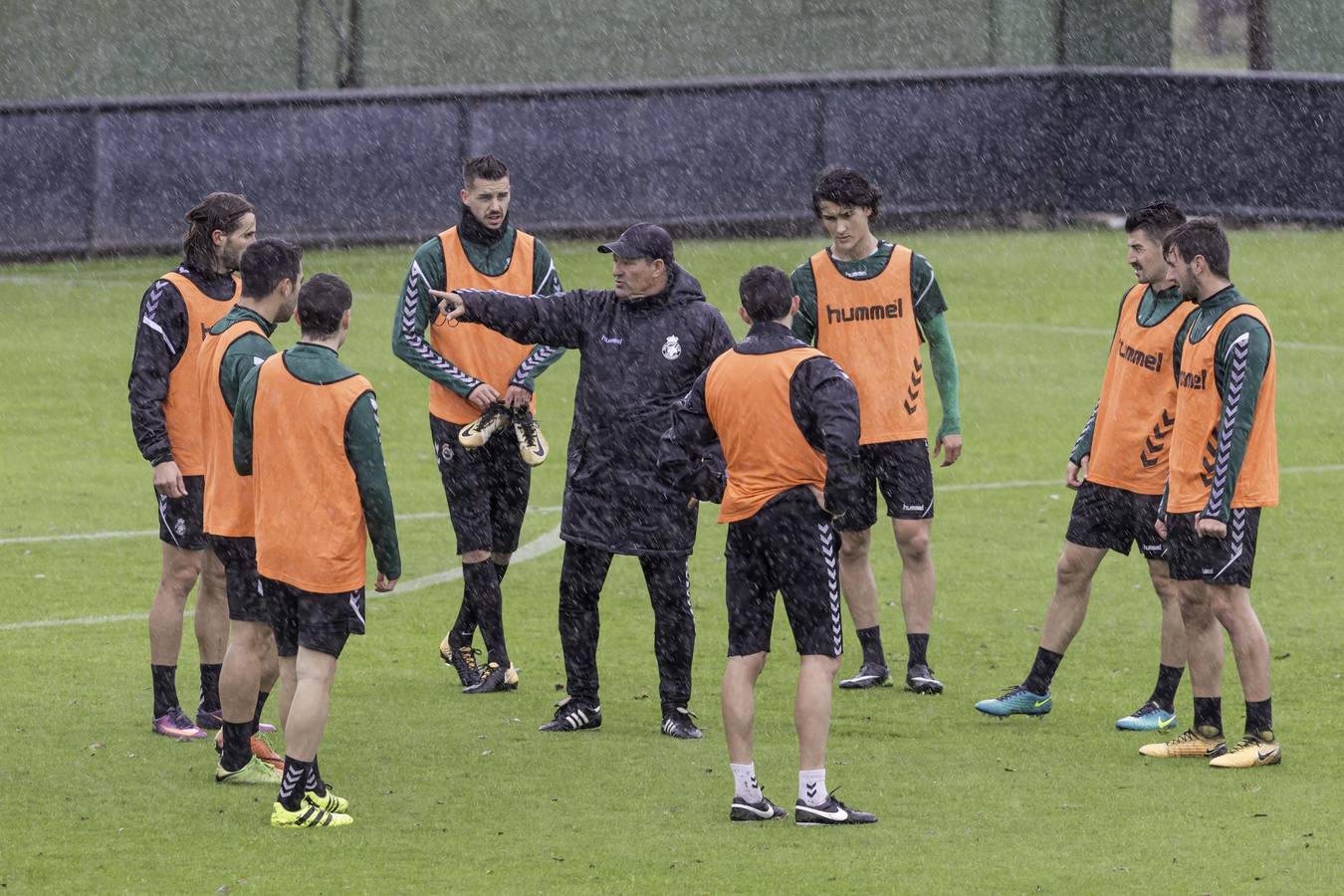 Entrenamiento del Racing bajo la lluvia