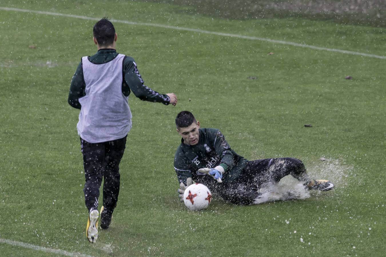 Entrenamiento del Racing bajo la lluvia